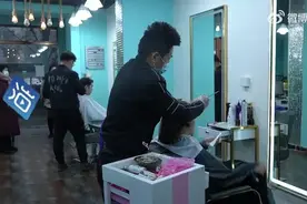 （视频）@太原人，开心！西安疫情解封理发店一天百人剪发，理发师：一天工作15小时睡在店里图片