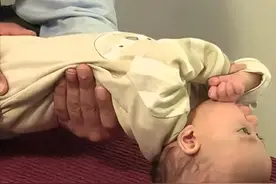 宝宝突然像鱼一样打挺，其实是在传递这个信号，妈妈一定要看懂！图片