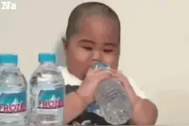 可爱搞笑的表情包：喝口发财水图片