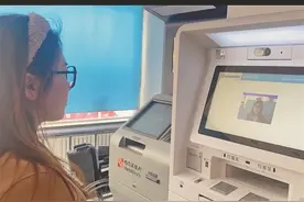 自助终端太方便了！市民办事不用出社区，临时身份证3分钟办完图片