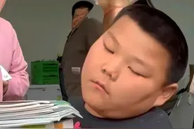 淄博赶烤，暴躁小胖被网友试卷烤，在后厨抽泣！图片