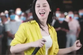 40岁辣妈中年翻盘成为网红顶流歌手图片