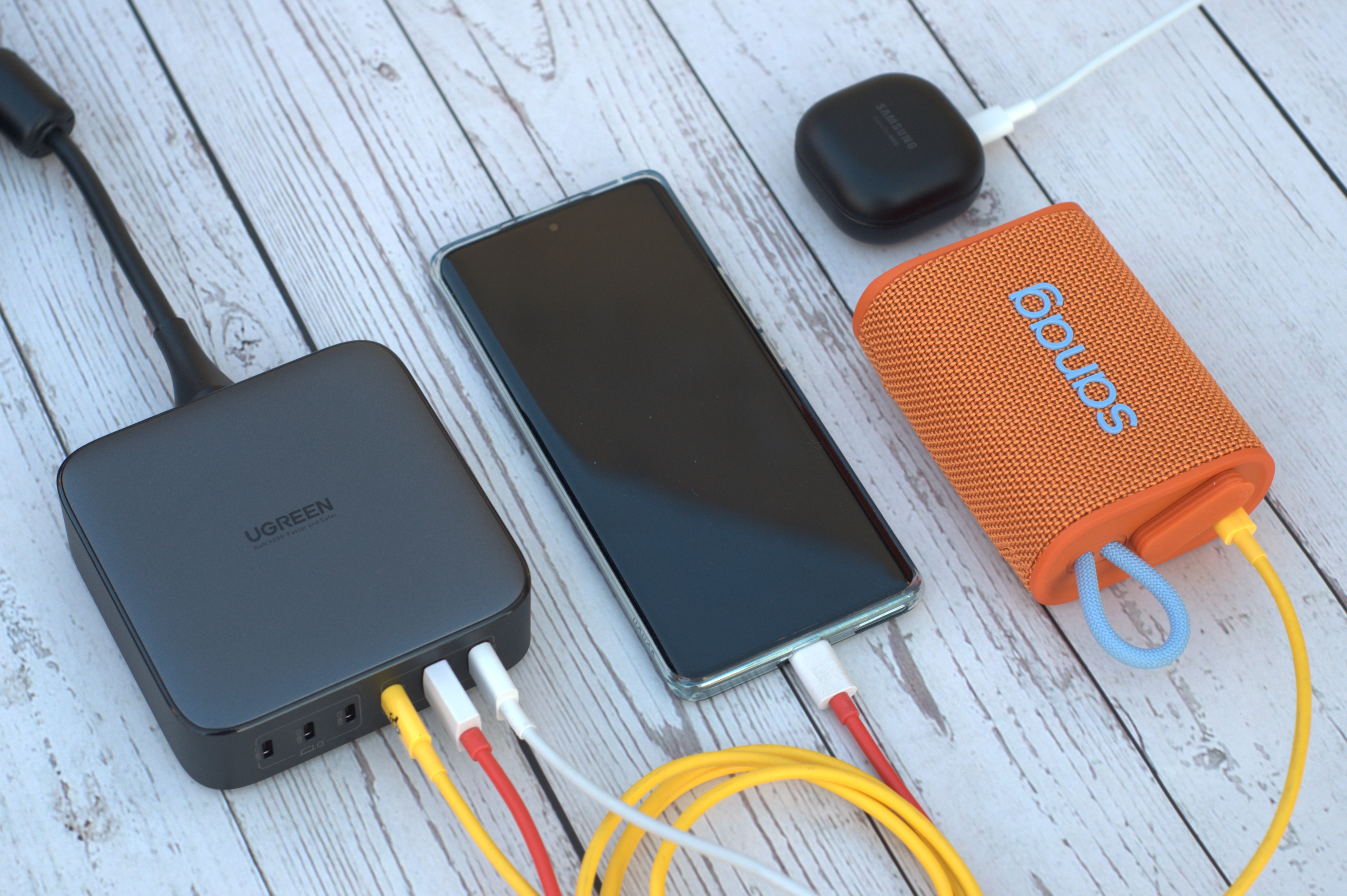 让桌面化繁为简，绿联200W氮化镓充电器就有这个魔法