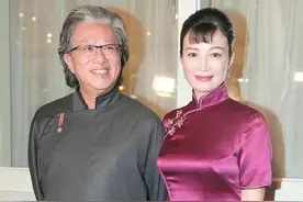 陈少霞与富豪二婚老公穿情侣装，国风更显气质，紫色旗袍尽显优雅图片