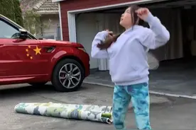 李菁菁老公晒在加拿大生活画面，车上贴五星红旗，全家欢笑好惬意图片