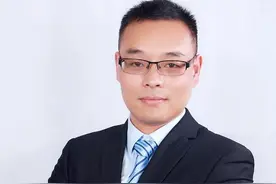 广东高速公路上的“暴力摩托”被带回警局，危险行为害人害己图片