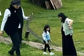 霍震霆朱玲玲疑陪郭晶晶一家旅游，离婚后保持体面，全是为霍启刚图片