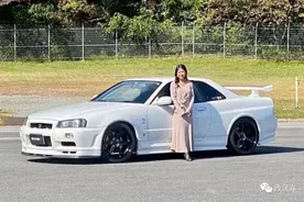 身高149cm却开着战神R34 GT-R，小姐姐座椅调到最前还要垫垫子图片