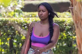 奥巴马21岁小女儿穿低胸小衣去上课，背影壮硕，及腰的黑发好美图片