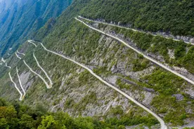 雪雾里探寻新塘壁挂天路图片