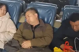 实拍泰山站候车乘客集体呼呼大睡：6366级台阶专治不服图片