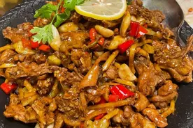 鸭肉在广西的特色吃法，做成酸辣可口的柠檬鸭，三碗米饭不够吃图片