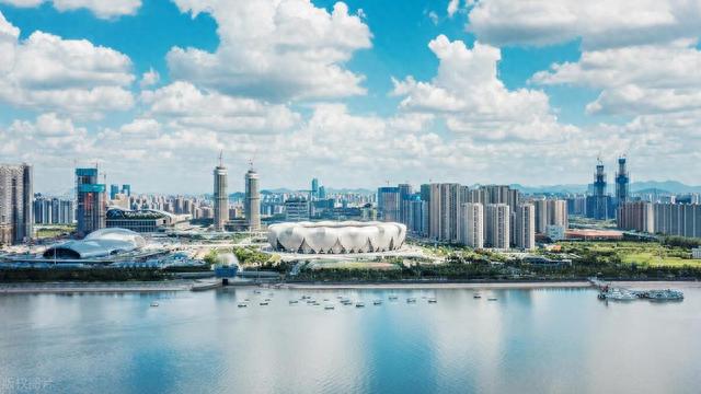《2025年中国房价排行榜预测》：南京超苏州，杭州成都重庆上榜！