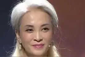 21岁送水工娶72岁富婆，婚后生下三胞胎，老太出场主持人都愣了图片