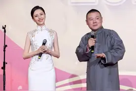 佟丽娅穿旗袍美成一幅画卷，大家却关心她的脚，弓成直角图片