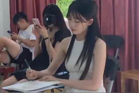 北大一女老师走红，因高颜值被误会成新生，晒教工卡意外曝光学历图片