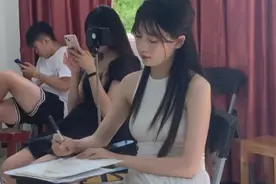 北大一女老师走红，因高颜值被误会成新生，晒教工卡意外曝光学历图片