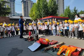 “小黄帽”遇上“火焰蓝”体验一日“小小消防员”图片