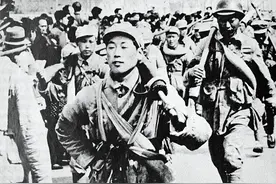 解放前，两名解放军战士被捕，一地主婆用小脚踹开门扇将人放走图片