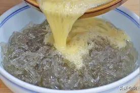 粉丝里淋2个鸡蛋，教你从没吃过的做法，出锅太香了，给肉都不换图片