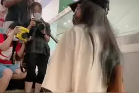亲日辱华的赵薇现身机场，身材发福皱纹明显，胳膊伤痕瞩目引议论图片