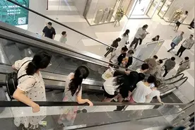 电动扶梯突然停运，乘客原地停留20分钟，停运的扶梯真的不能走？图片