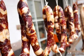 晒好的香肠，不能直接冷冻保存，教你一妙招，能放一年，软嫩鲜香图片