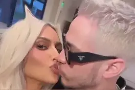 金卡戴珊和小男友亲吻撒狗粮！穿全粉紧身衣炸街太惊艳，瘦了好多图片