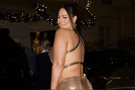 180斤超模穿小金裙赴派对，大腿壮硕后背肉乎乎，下颚线却很清晰图片