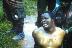 1990年利比里亚总统多伊被处决，十指被割，惨遭宫刑，活活疼死图片