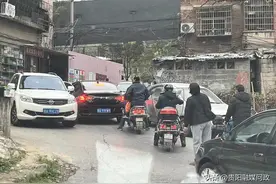 三桥路街道办：一个小妙招，巧“治”乱停车！｜融媒问政图片