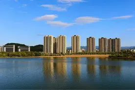 屯溪是安徽黄山市的中心城区，是两江交汇、三省通衢之地图片