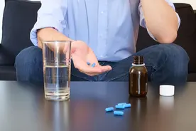 男子突发胸痛，1小时后被送入抢救室，医生：西地那非的副作用图片