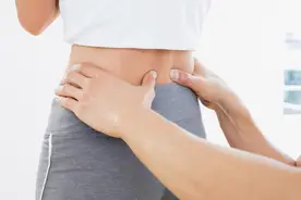 女性后腰上为什么有两个“凹点”，有的女性有，有的女性却没有？图片