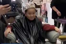 抱头痛哭，小男孩烫完头发后逐渐崩溃：为什么和我想象中的不一样图片