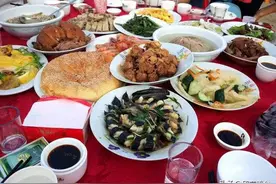 山东酒席能有多讲究？一桌几千还只是基本操作？名酒都只是陪衬？图片