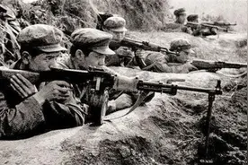 他因帅气，被2名越南女兵抓走13年当压寨夫人，回国后说了5个字图片