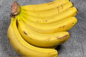 香蕉放2天就发黑？果农：教你正确做法，放一个月都新鲜，真实用图片