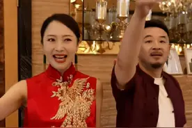 黄海波高调庆锡婚，祝酒扬眉吐气，娇妻眼神拉丝，爱意藏不住了图片