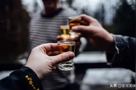 敬酒时别只会说“吃好喝好”！学会这3句万能话，让你脱颖而出图片