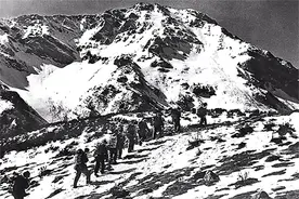 长征途中一名红军战士牺牲，毛主席亲手为他添一抔土，此人是谁？图片