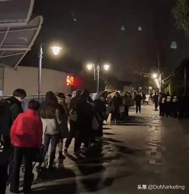 超5000人凌晨排队买玩偶,迪士尼也玩饥饿营销?