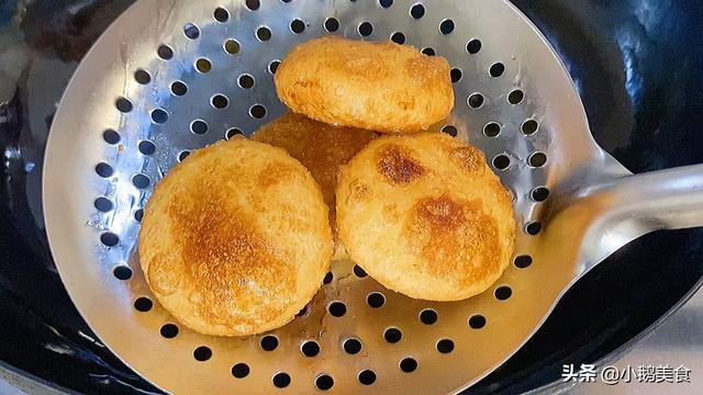 炸糖糕最忌小火慢炸，婆婆卖了40年的糖糕，教你炸糖糕正确做法