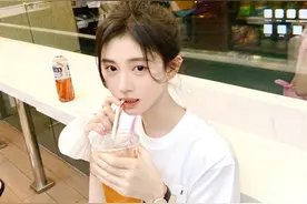 鞠婧祎回老家四川度假，吃着比脸还大的面碗，身穿白色T恤真惬意图片
