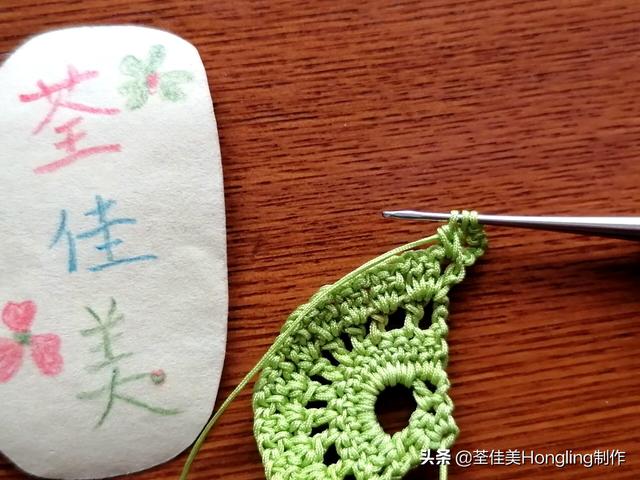 远方喜欢在银杏树下漫步的人,为你钩织了两片银杏叶哟