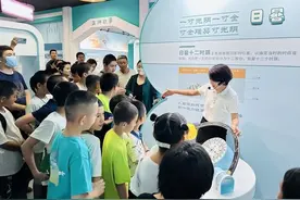 乌鲁木齐高温天气科技场馆受热捧图片