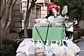 感动！电瓶车上挂满塑料袋，骑手奔波在小区 网友：请珍惜身边的“同款”小哥图片