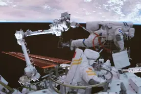 刘洋穿着王亚平的航天服，一路倒挂钻出空间站，地球近在眼前图片