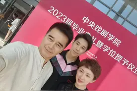 许亚军出席儿子毕业礼！4婚妻与继子显亲昵，后者不似何晴似继母图片