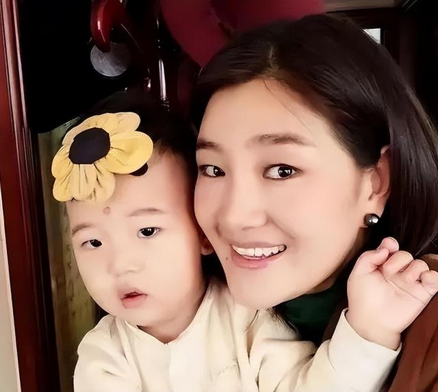 歌手降央卓玛:因丈夫高颜值疯狂倒追,婚后生3胎,如今怎么样了